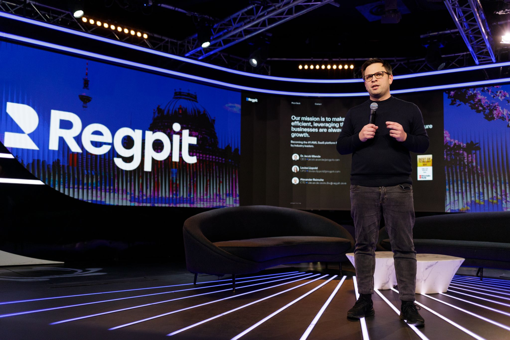 Dr. Jacob Wende pitcht Regpit auf der Bühne in Paris